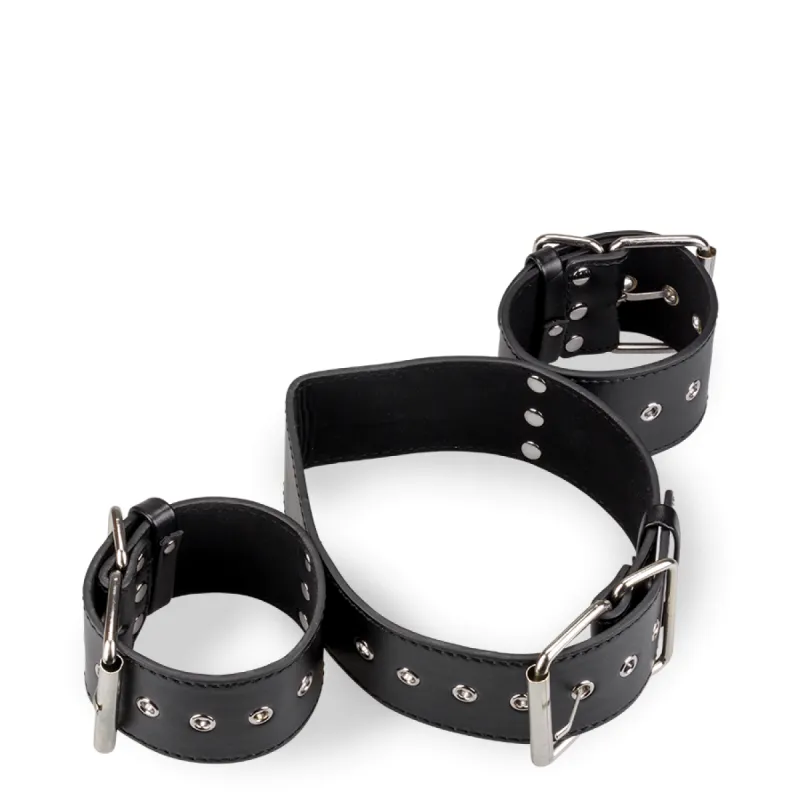 Contrainte BDSM cou et poignets