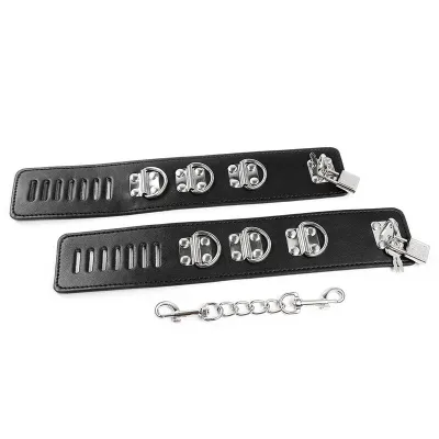 Entraves de chevilles style hasp - Ohmama Fetish